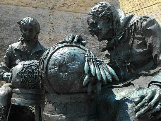 Fuente monumento a la Encajera - Offida | Secret World Trip Planner
