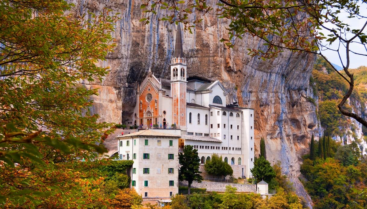 Sanctuarul Madonna della Corona - Santuario della Madonna della Corona | Secret World Trip Planner