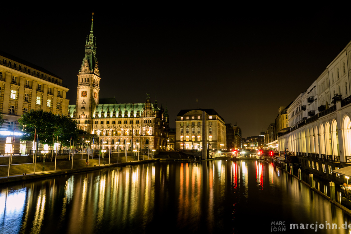 Jungfernstieg är en berömd gata i Hamburg. göm detaljer - Hamburg | Secret World Trip Planner