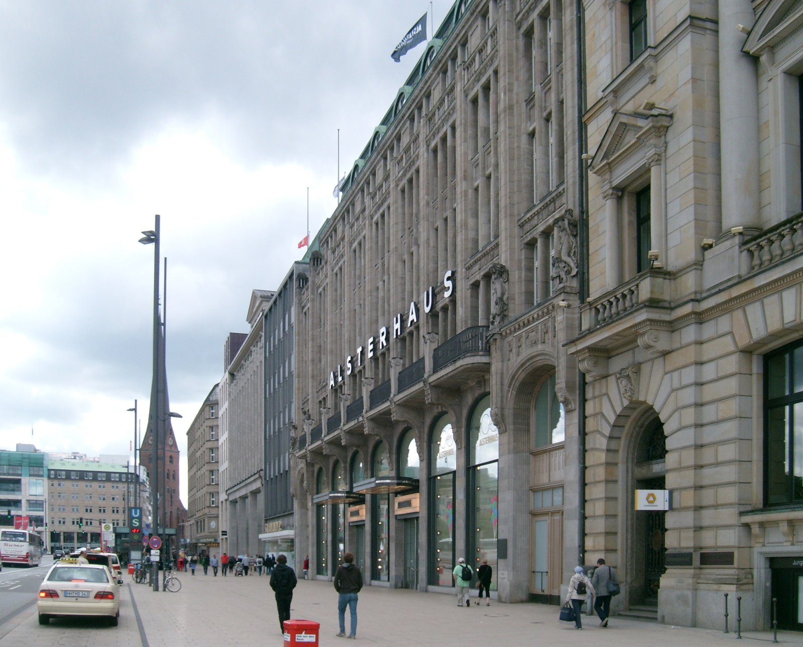 Jungfernstieg är en berömd gata i Hamburg. göm detaljer - Hamburg | Secret World Trip Planner