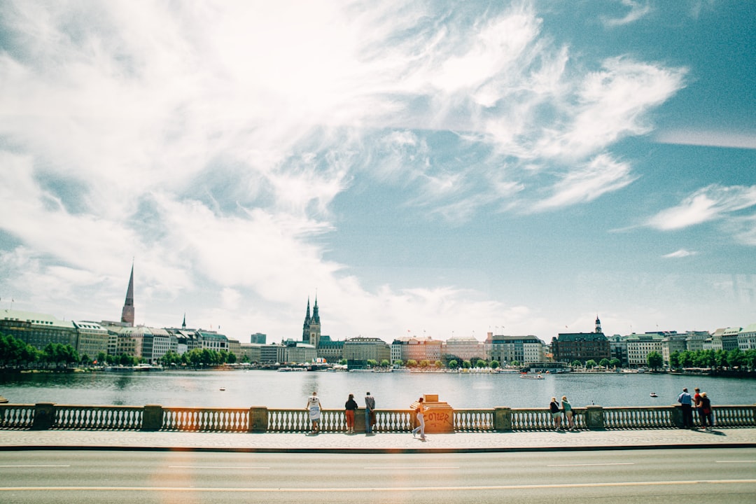 Jungfernstieg är en berömd gata i Hamburg. göm detaljer - Hamburg | Secret World Trip Planner