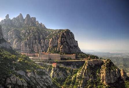 La emblemática Montserrat en Cataluña - 08691 | Secret World Trip Planner
