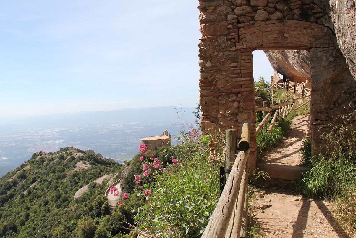 La emblemática Montserrat en Cataluña - 08691 | Secret World Trip Planner