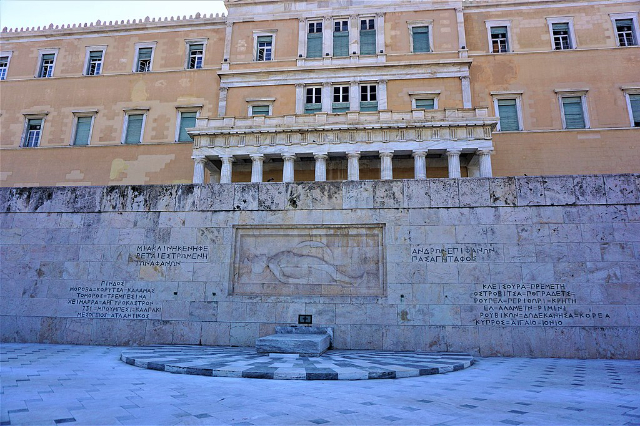 Valvurite vahetus - Monument to the Unknown Soldier | Secret World Trip Planner