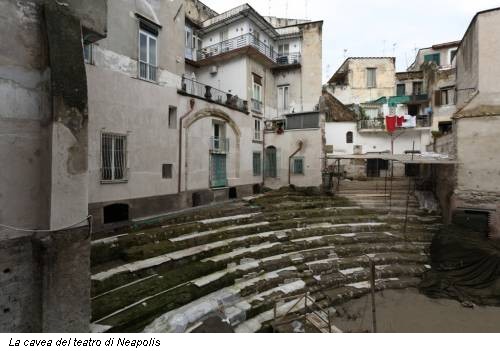 Grecko - rzymski teatr w Neapolu - Napoli | Secret World Trip Planner
