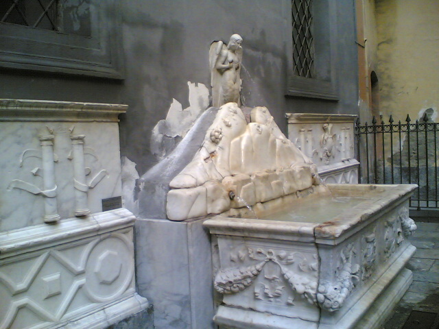 Fuente de la Spinacorona - Napoli | Secret World Trip Planner