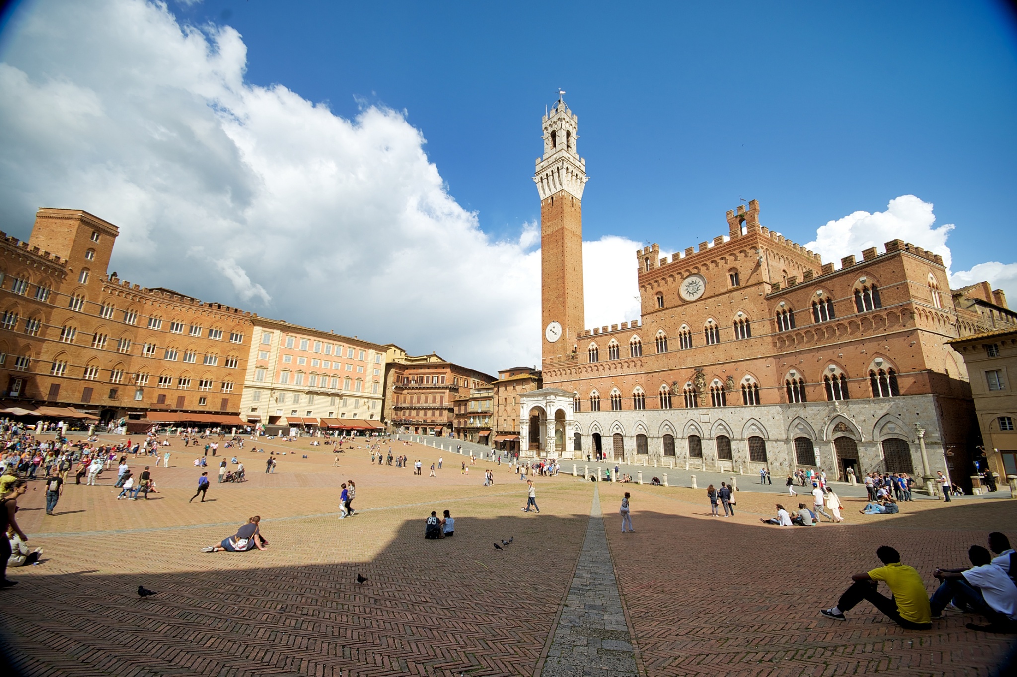 ฟิลด์สแควร์ - Siena | Secret World Trip Planner