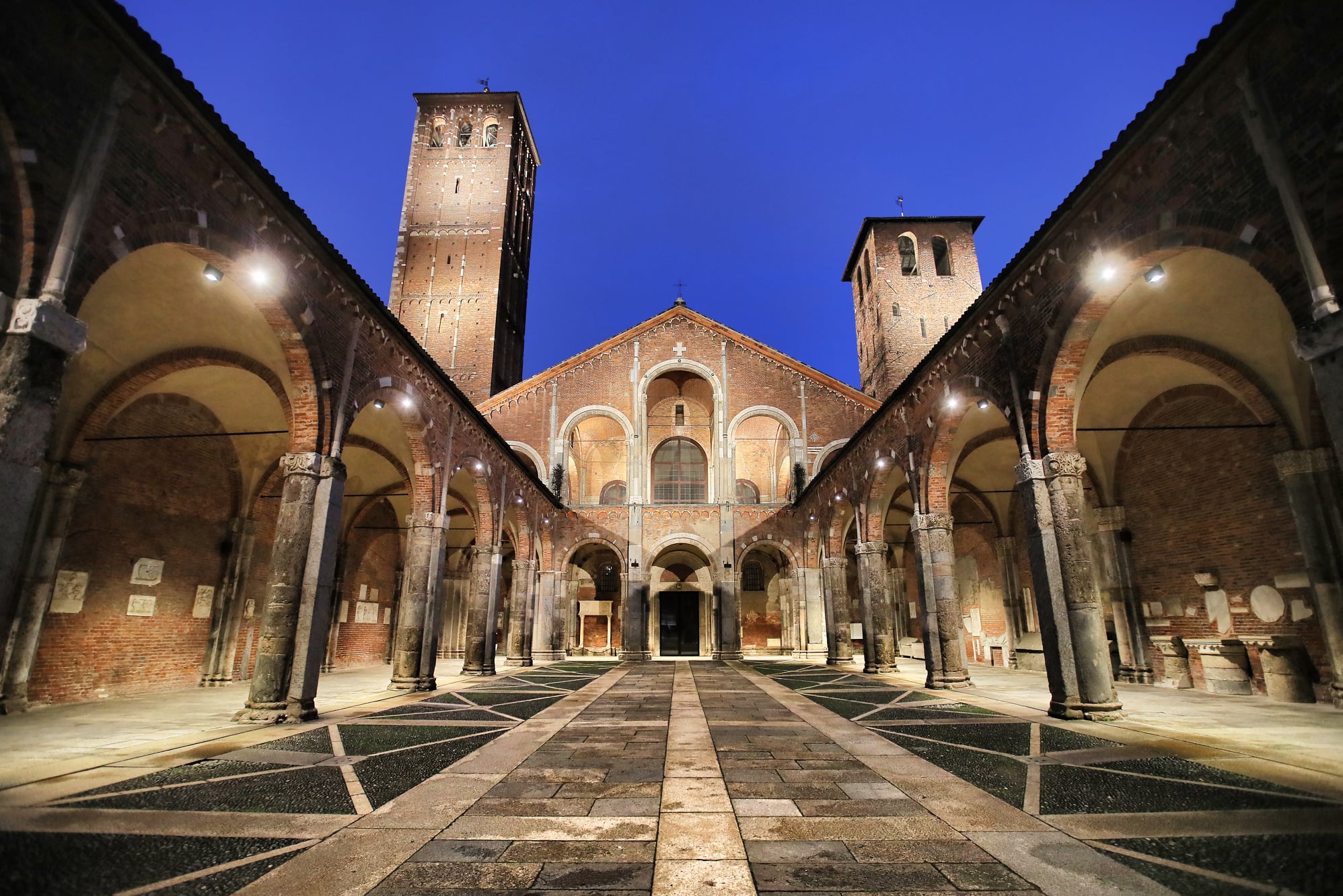 Sant'ambrogio Bazilikası - Milano | Secret World Trip Planner