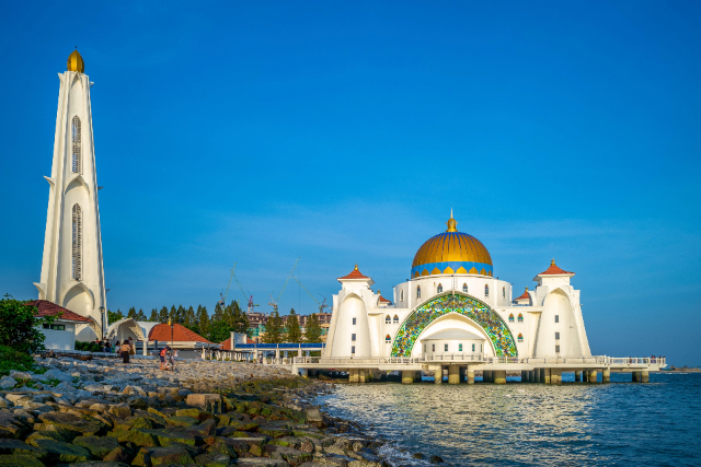 Mosquée du détroit de Malacca - 75000 | Secret World Trip Planner