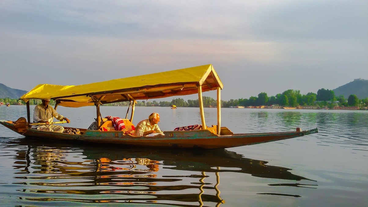 Dal lake: The Jewel in the crown of Kashmir - Srinagar | Secret World Trip Planner