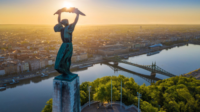 tượng nữ thần tự do - Budapest | Secret World Trip Planner
