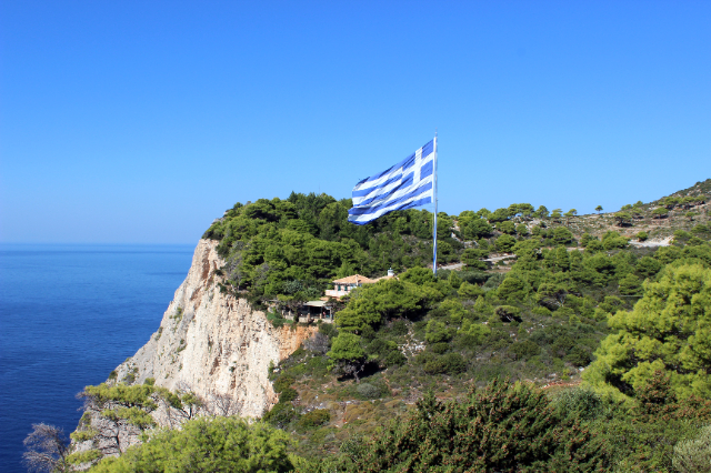 La storia della bandiera greca più grande del mondo a Zákynthos - Keri | Secret World Trip Planner