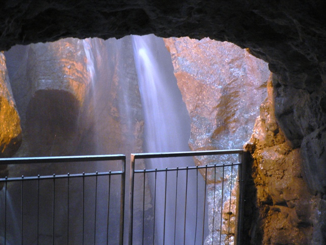 ಗ್ರೊಟ್ಟಾ ಕ್ಯಾಸ್ಕಾಟಾ ಡೆಲ್ ವರೋನ್ - Cologna | Secret World Trip Planner