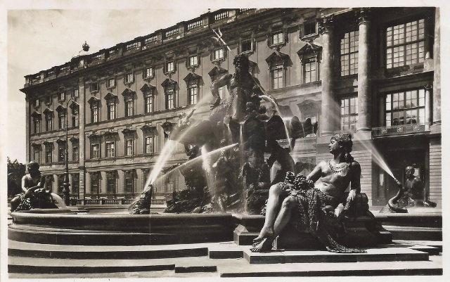Neptune fountain - Berlin | Secret World Trip Planner