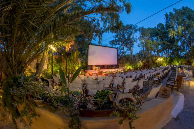 Kino na świeżym powietrzu na Santorini - Kamari | Secret World Trip Planner