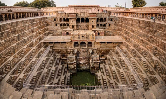 Descente dans le mystère : L'énigmatique Chand Baori - Bandikui | Secret World Trip Planner