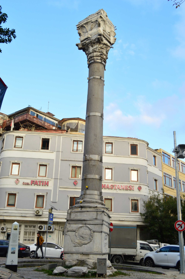 Kolom van Marciano - İskenderpaşa | Secret World Trip Planner