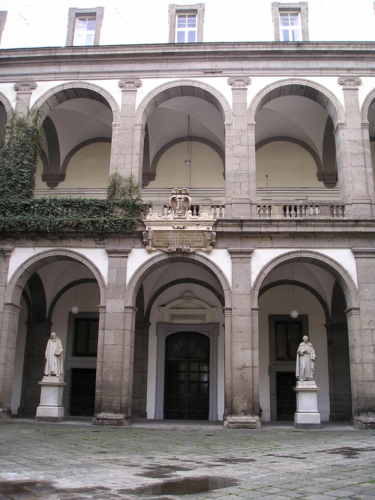 Casa del salvatore - cortile delle statue - Napoli | Secret World Trip Planner