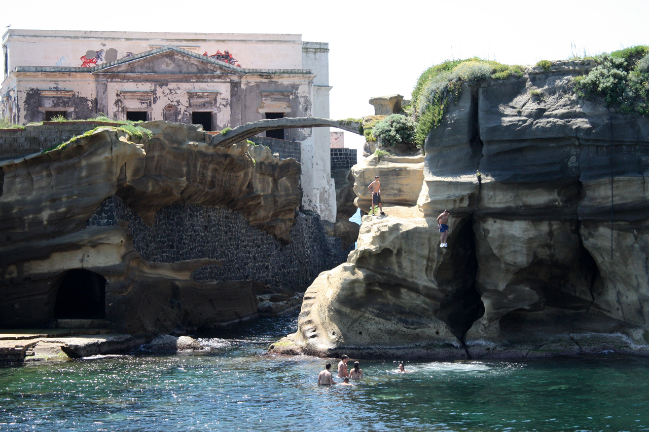 La strana storia dell'isola maledetta della Gaiola - Napoli | Secret World Trip Planner