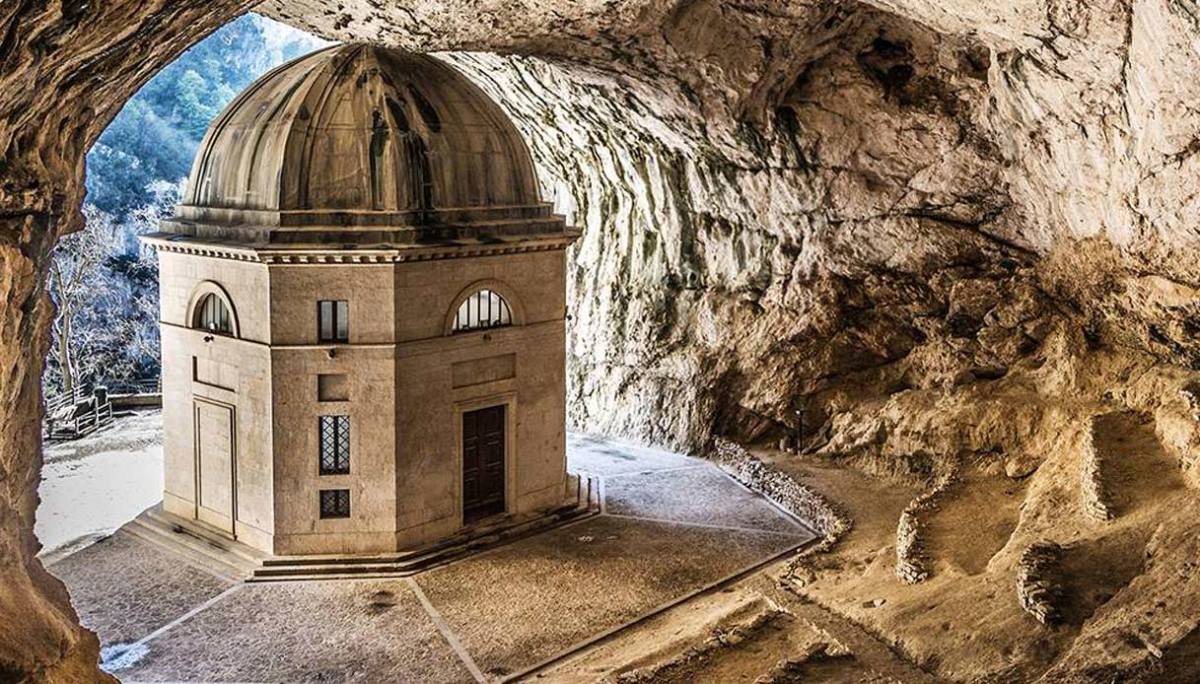 Tempio di Valadier, un gioielllo nella roccia - Pianello | Secret World Trip Planner