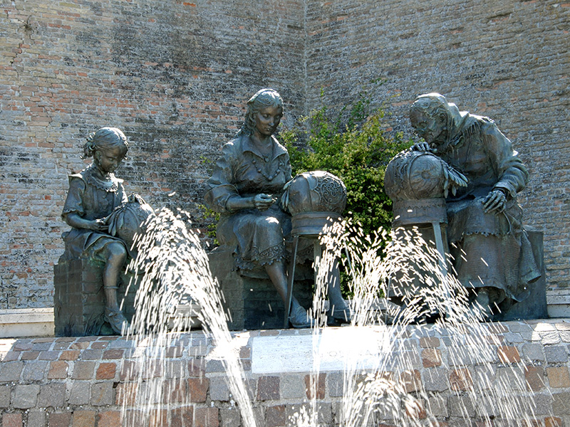 Fontana monumento alla Merlettaia - Offida | Secret World Trip Planner