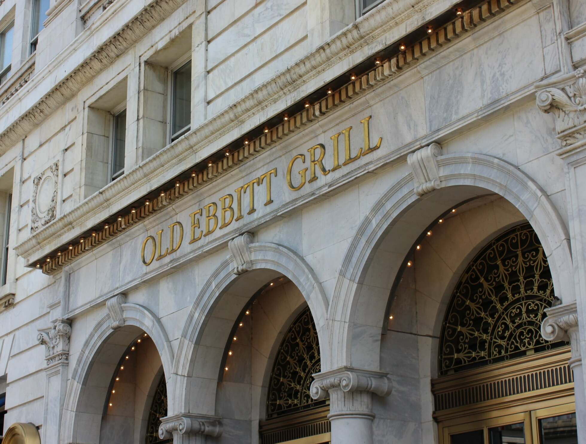 Old Ebbitt Grill, fundada en 1856, es la taberna más antigua de Washington. — Old Ebbitt Grill