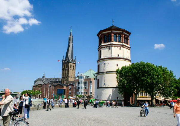 Dusselfdorf: Burgplatz (Castle Square) - Düsseldorf | Secret World Trip Planner