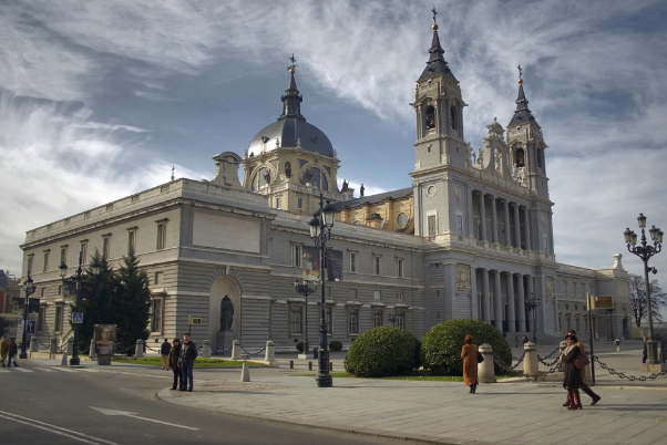 Madrid: Catedral de Santa María la Real de la Almudena - Madrid | Secret World Trip Planner