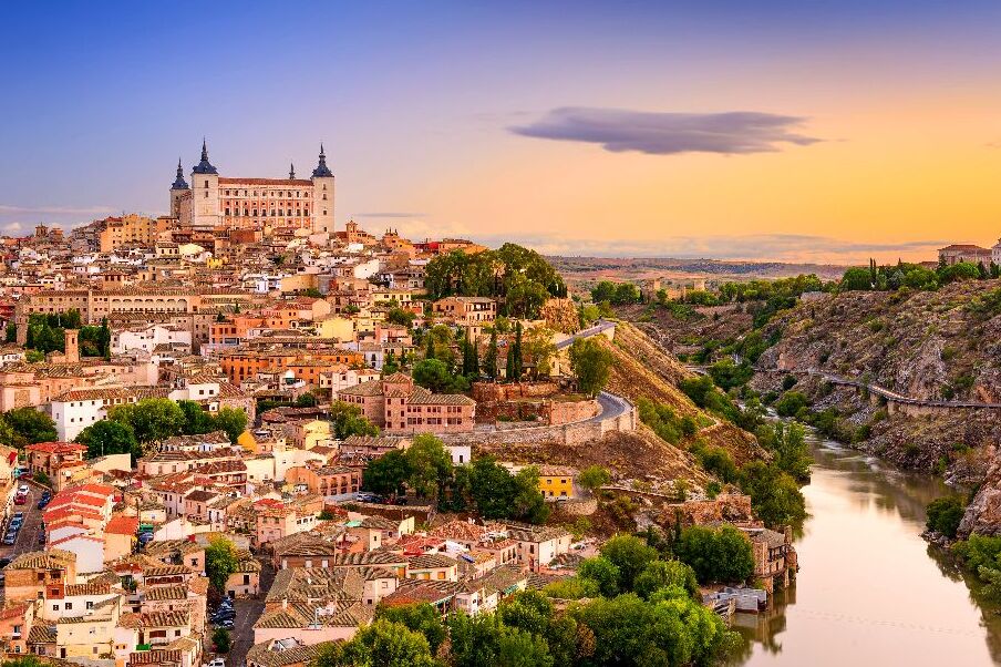 Vistas del Alcázar desde el Mirador del Valle en la distancia - Toledo | Secret World Trip Planner