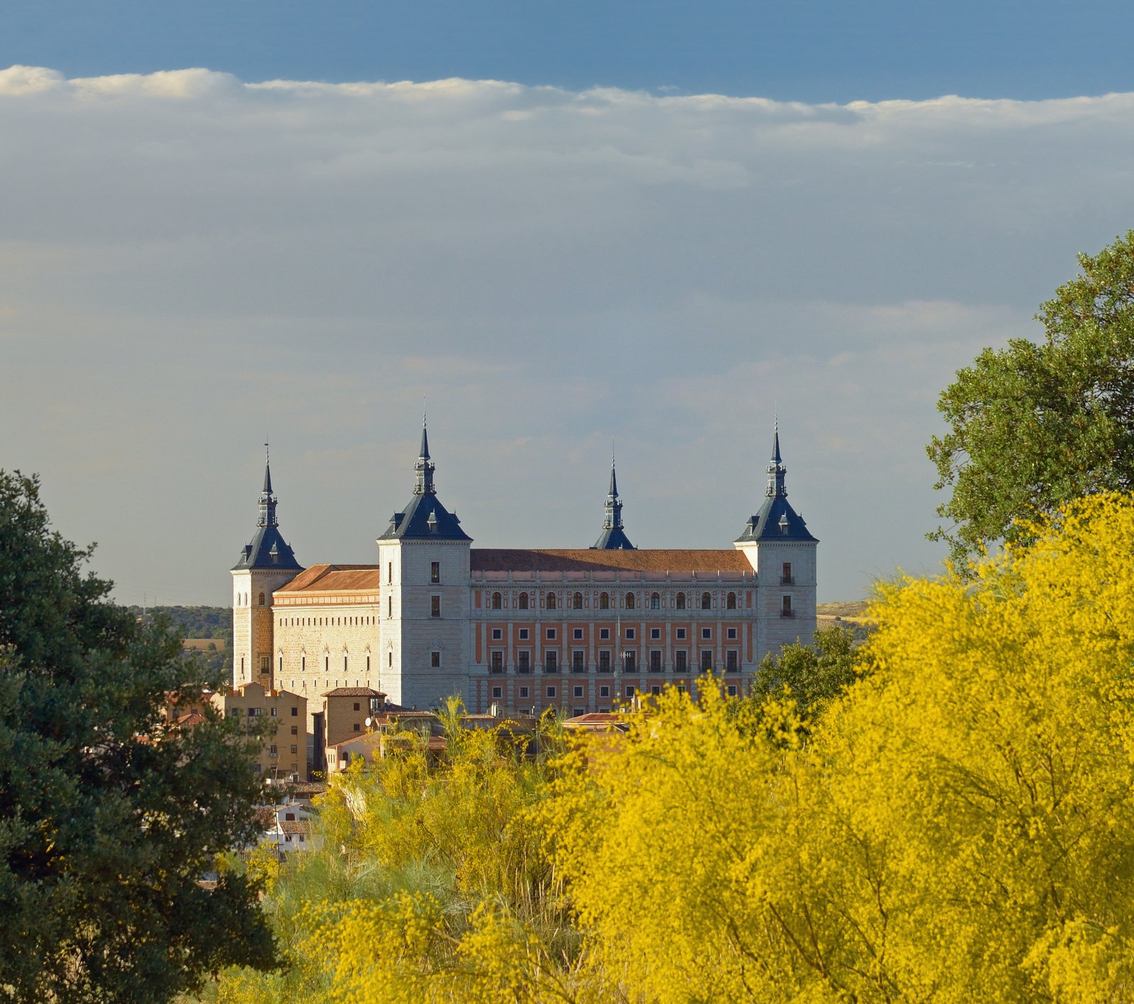 Vistas del Alcázar desde el Mirador del Valle en la distancia - Toledo | Secret World Trip Planner