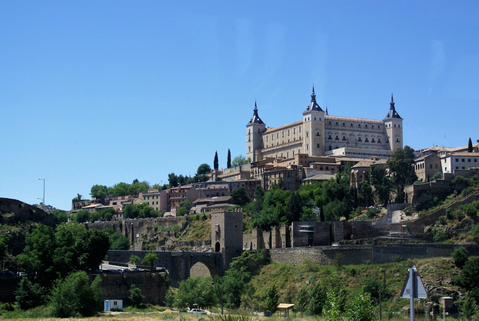 Vistas del Alcázar desde el Mirador del Valle en la distancia - Toledo | Secret World Trip Planner