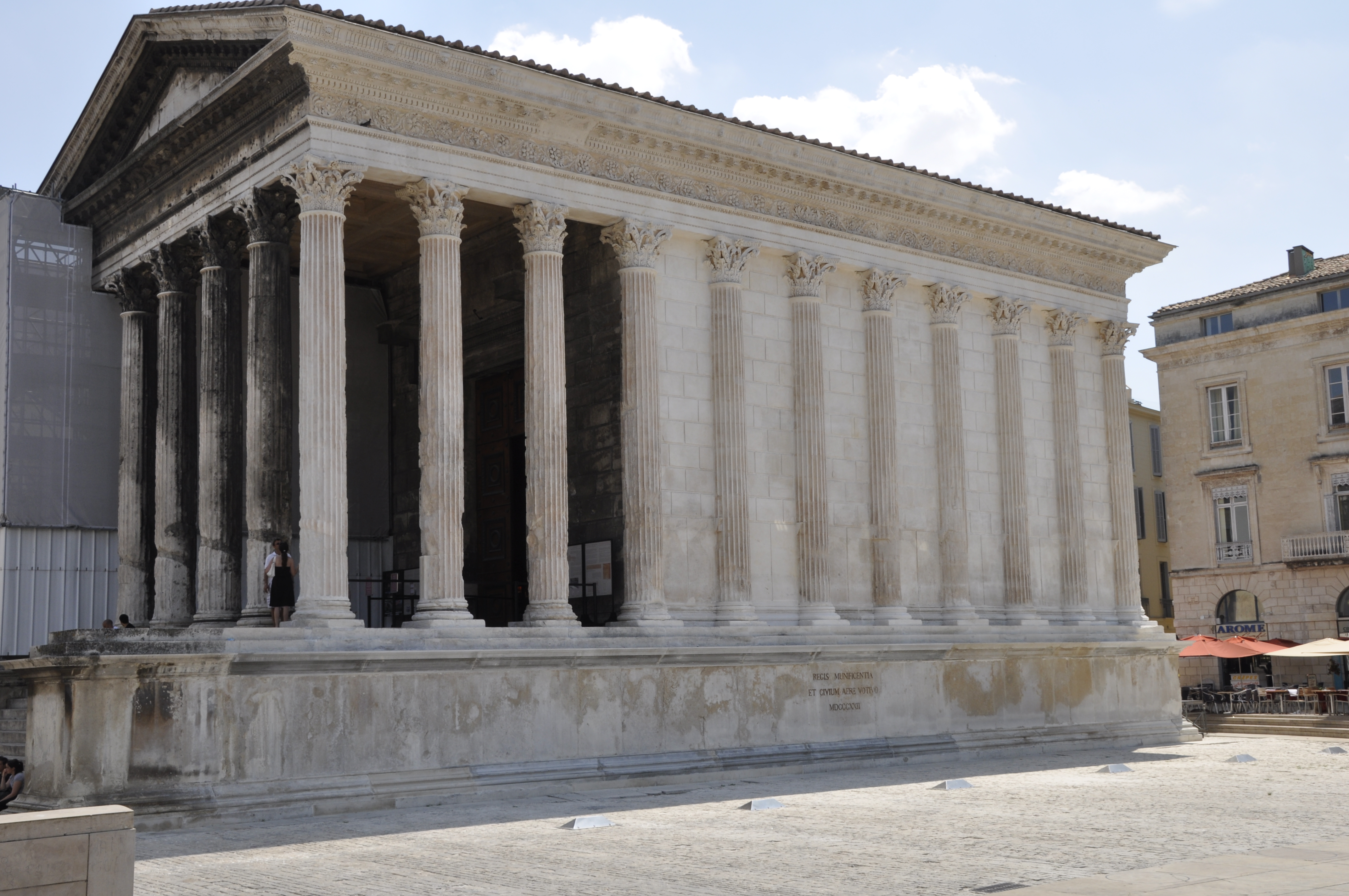Maison Carèe, kuil Romawi kuno di Nîmes - Nîmes | Secret World Trip Planner