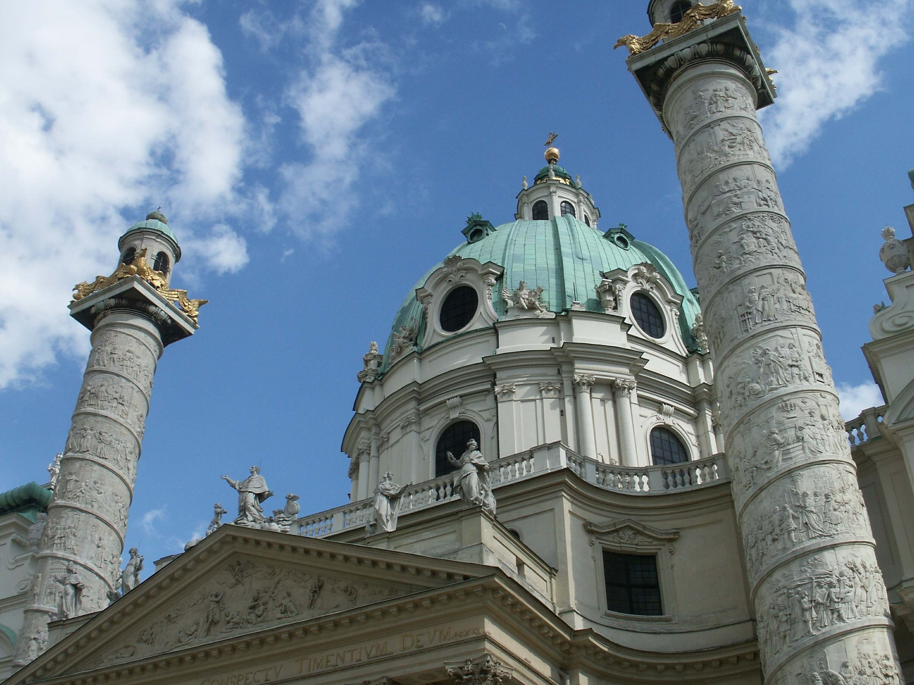 Columnas en Kariskirche - Wien | Secret World Trip Planner