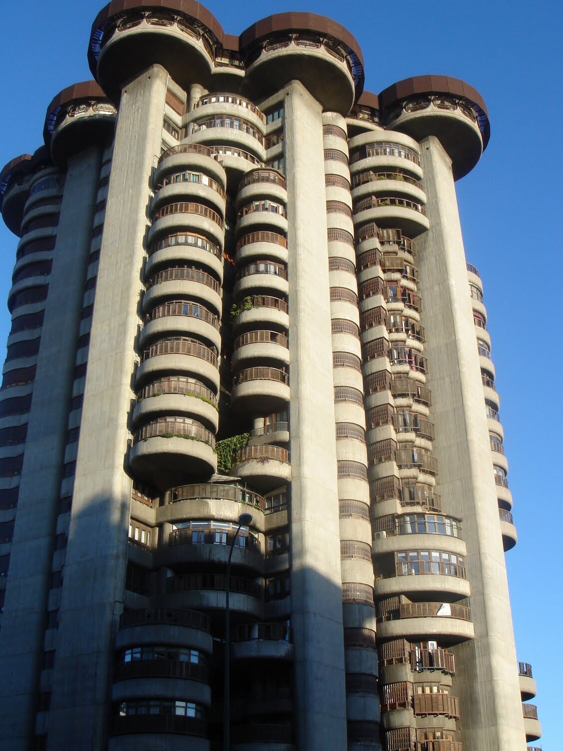 Torres Blancas av arkitekten Sáenz de Oiza - Madrid | Secret World Trip Planner