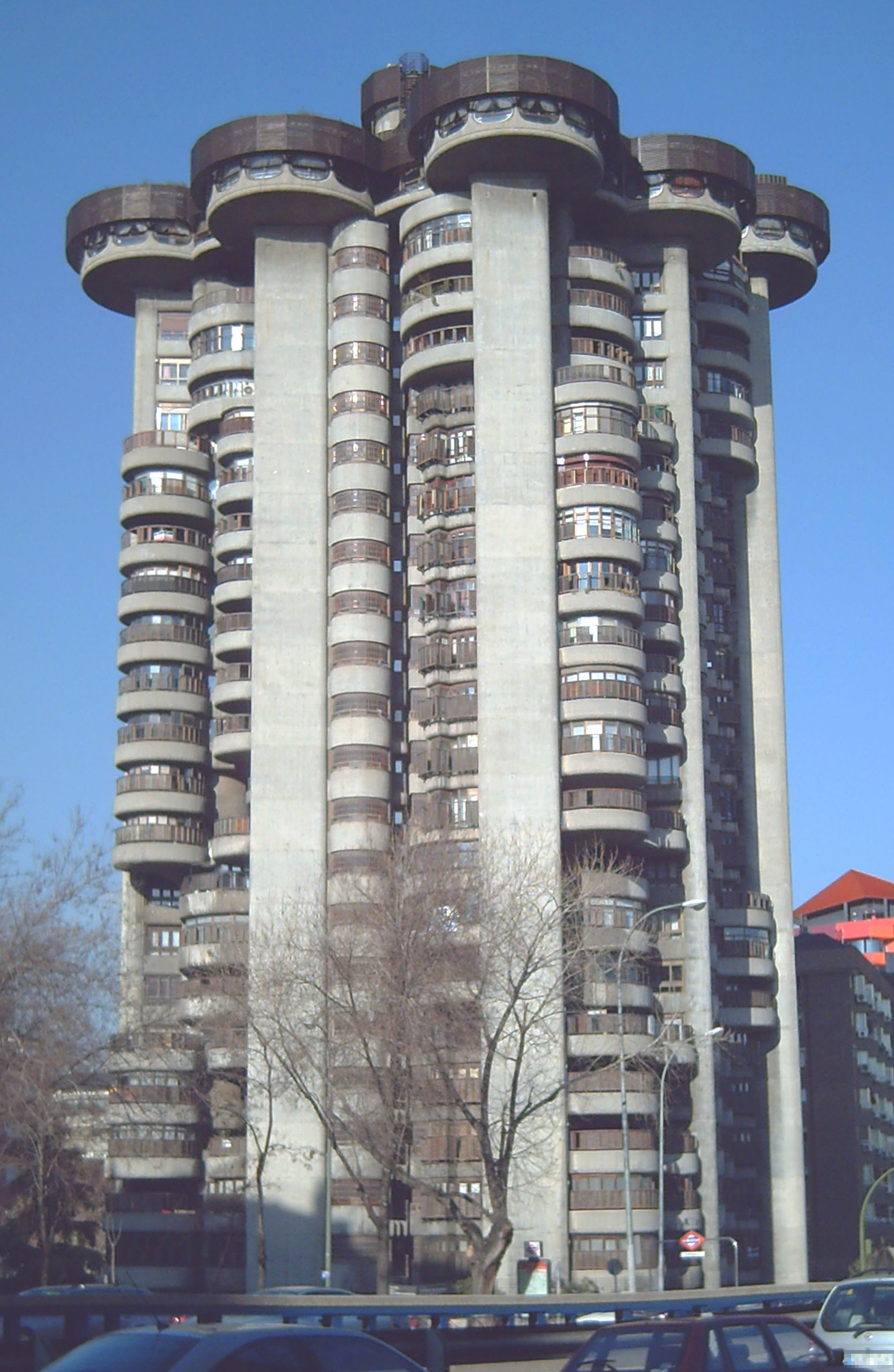 Torres Blancas av arkitekten Sáenz de Oiza - Madrid | Secret World Trip Planner