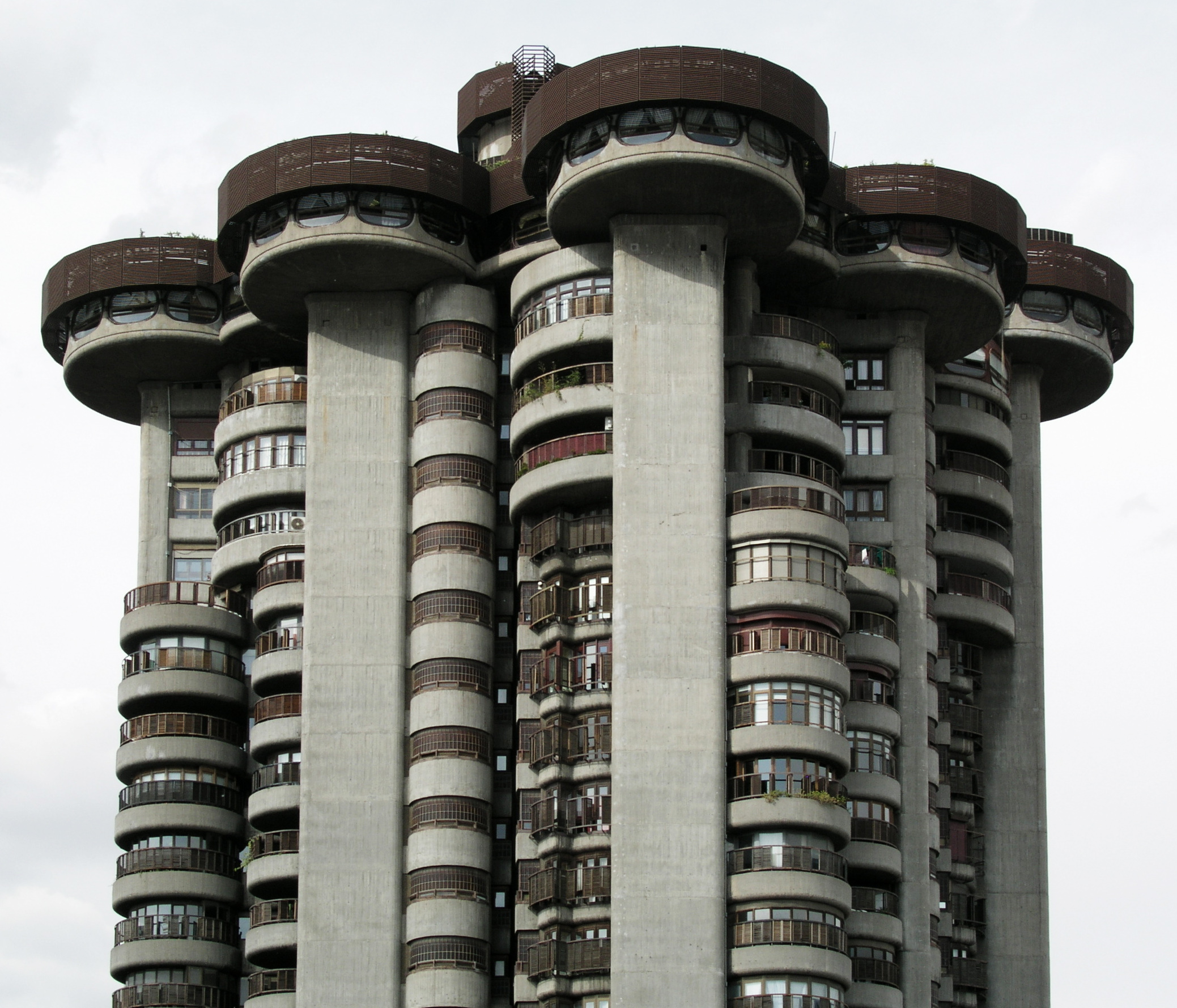 Torres Blancas av arkitekten Sáenz de Oiza - Madrid | Secret World Trip Planner