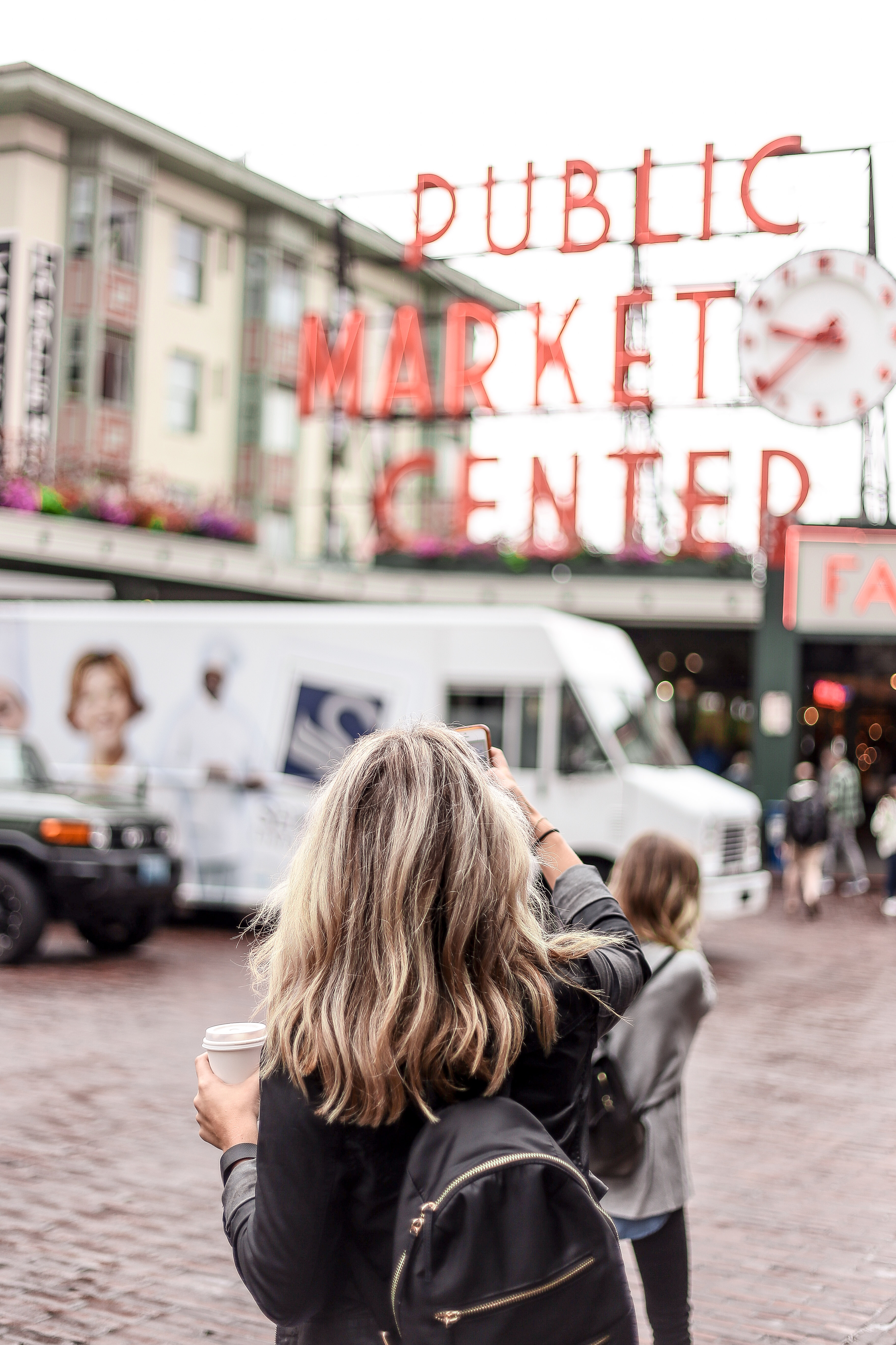 Pike Place Market - uno de los mercados públicos de granjeros más antiguos de los Estados Unidos. - Seattle | Secret World Trip Planner