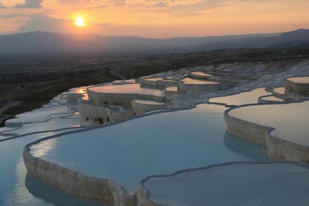 Pammukale is Turkey's foremost mineral-bath spa — Distretto di Akköy