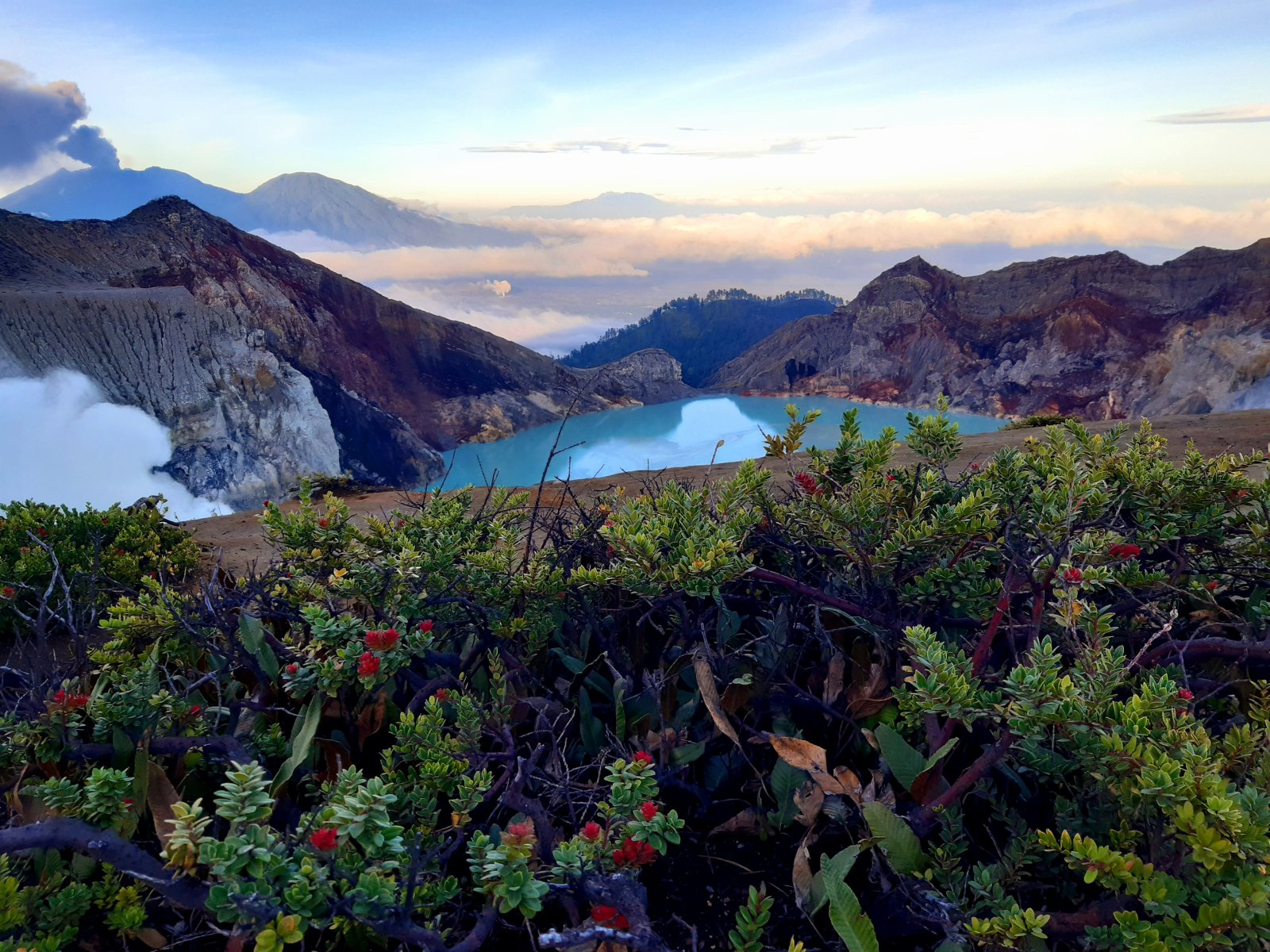 Kawah Ijen es un volcán que erupciona lava azul eléctrico - Kabupaten Bondowoso | Secret World Trip Planner