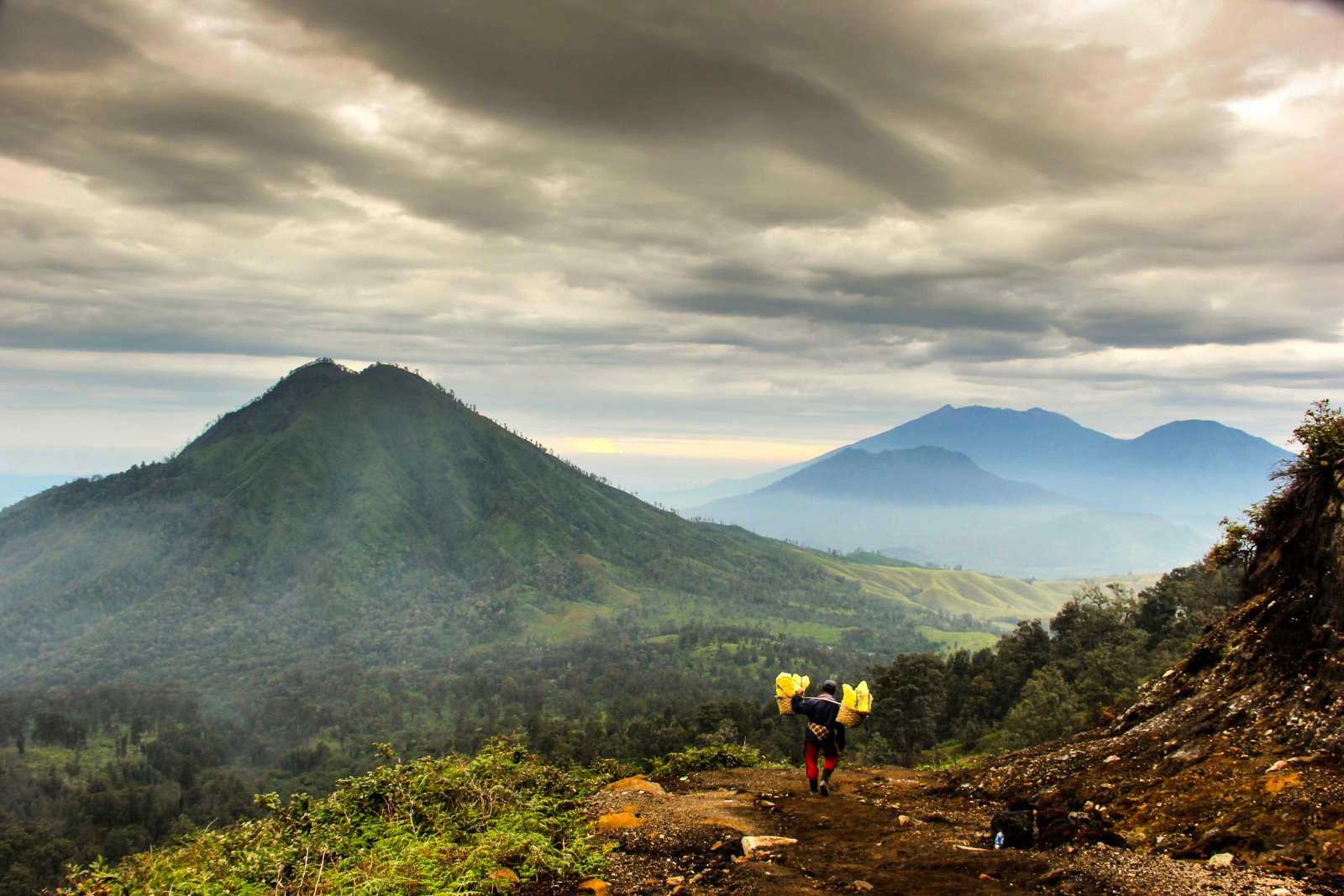 Kawah Ijen es un volcán que erupciona lava azul eléctrico - Kabupaten Bondowoso | Secret World Trip Planner