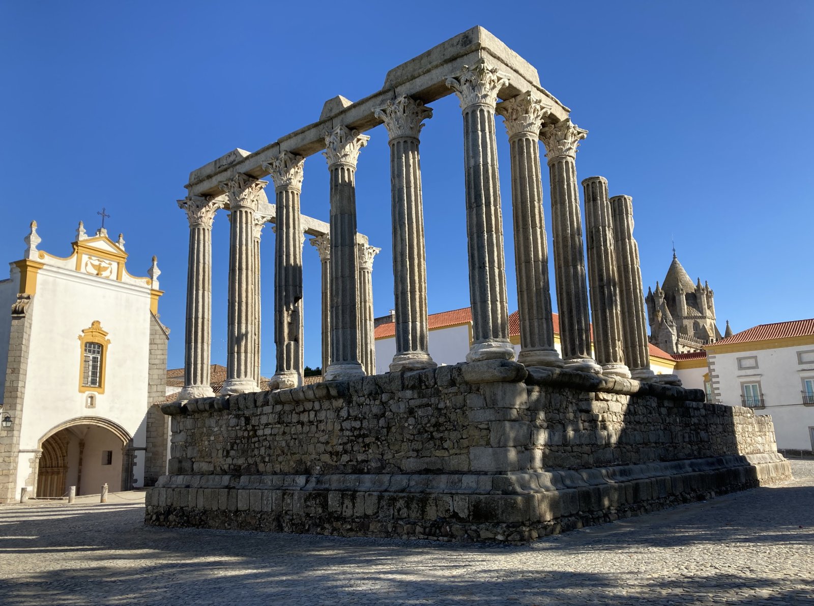 Templo romano de Évora - Évora | Secret World Trip Planner