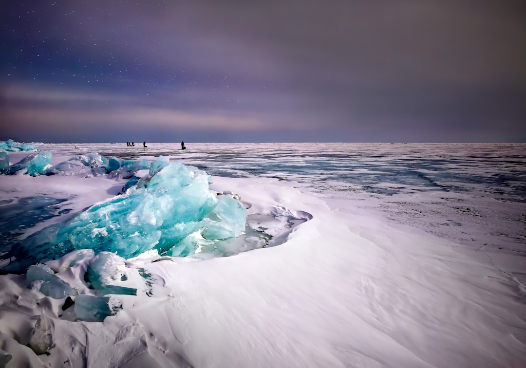 Il lago Baikal e il suo incredibile ghiaccio di colore blu indefinibile - Lago Bajkal | Secret World Trip Planner