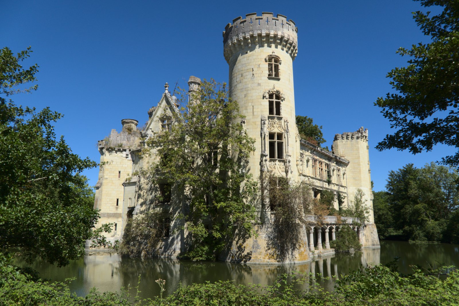 拉莫特-尚德内尔城堡 - Les Trois-Moutiers | Secret World Trip Planner