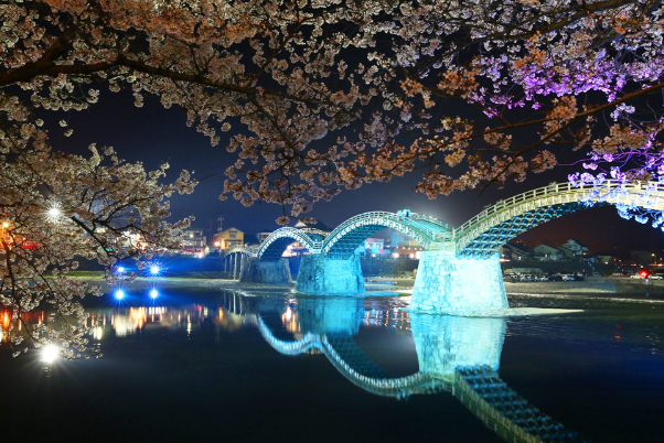 Iwakuni: El puente Kintai es un puente de arco de madera — Iwakuni