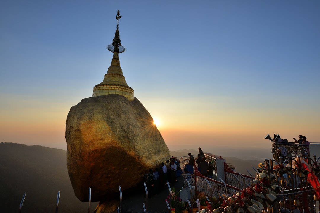 Pagoda Kyaiktiyo (Roca de Oro) - Kin Pun Sakhan | Secret World Trip Planner
