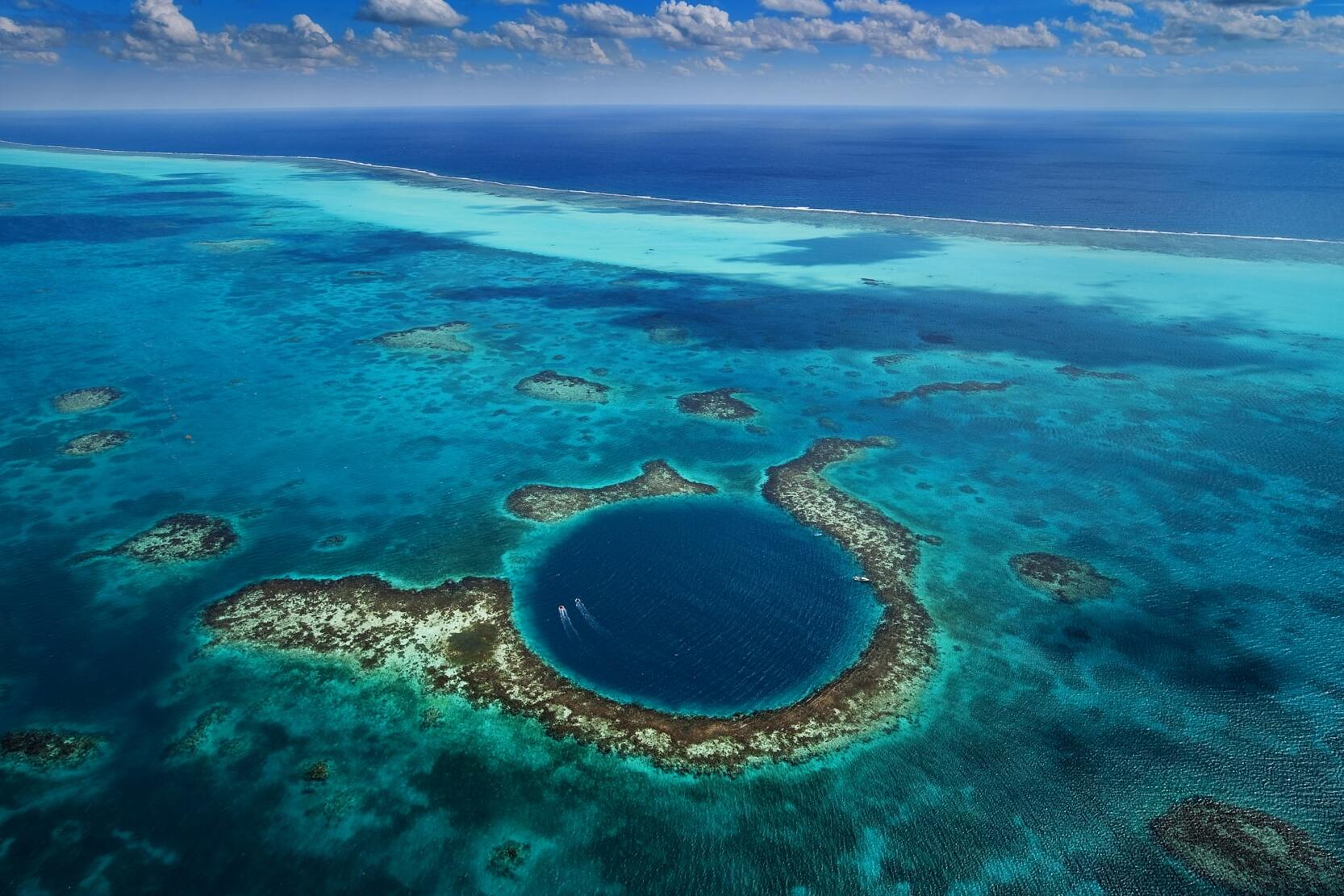 Great Blue Hole : World’s largest submarine sinkhole. - Lighthouse Reef | Secret World Trip Planner