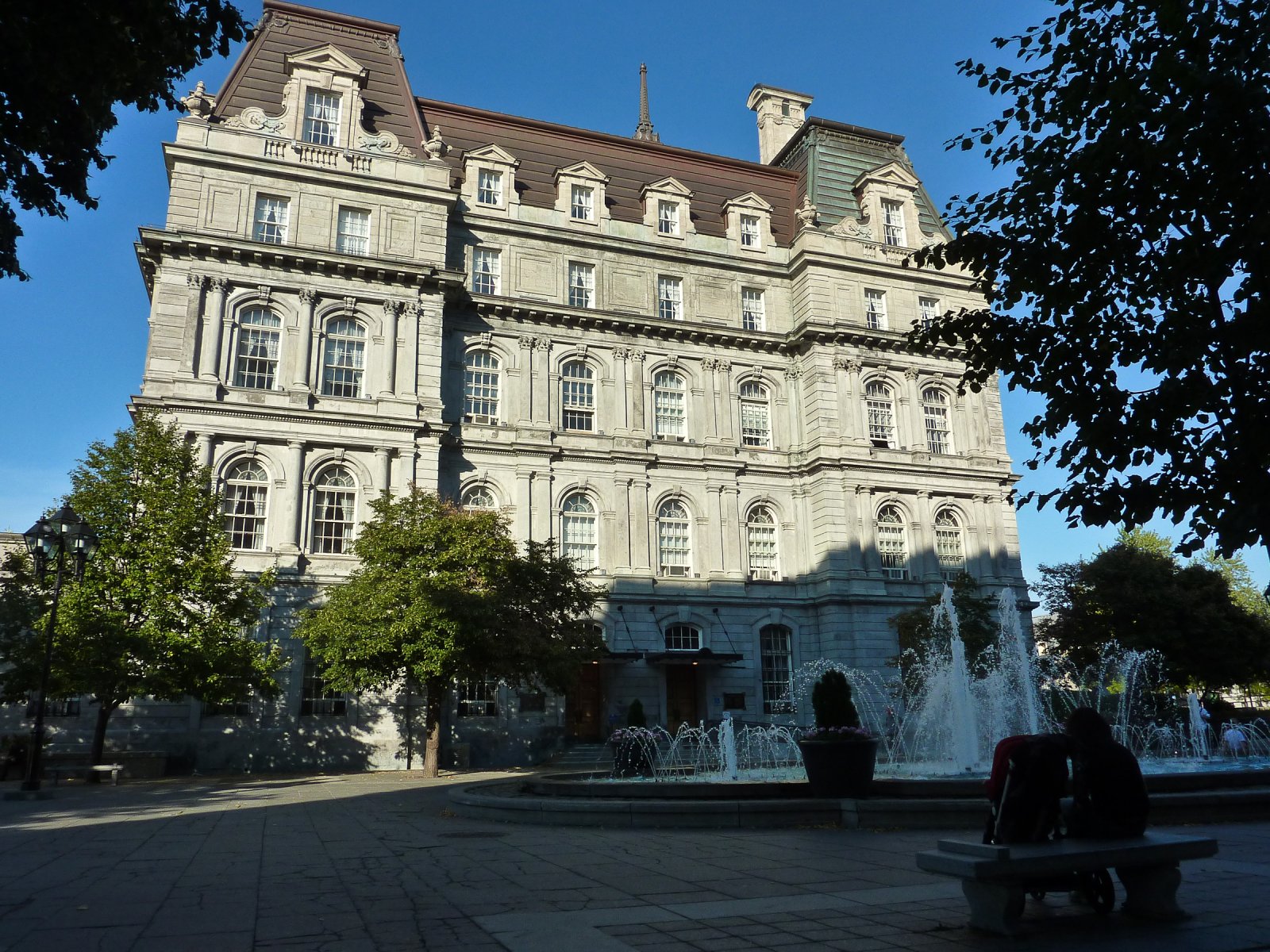 Забележителност на Монреал: Hotel de Ville de Montreal - Montréal | Secret World Trip Planner