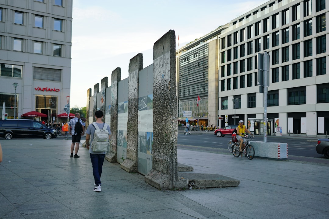 Checkpoint Charlie dan Tembok Berlin - Berlin | Secret World Trip Planner