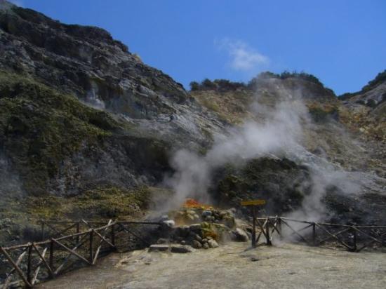 ಸೋಲ್ಫತಾರಾ - Solfatara di Pozzuoli | Secret World Trip Planner