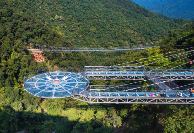 Gulong Gorge Skywalk Glass Bridge e Waterfall — 清远市